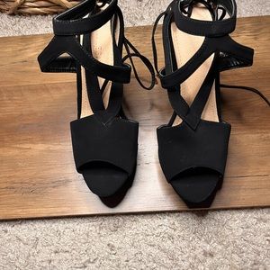 Size 7.5 black gold details